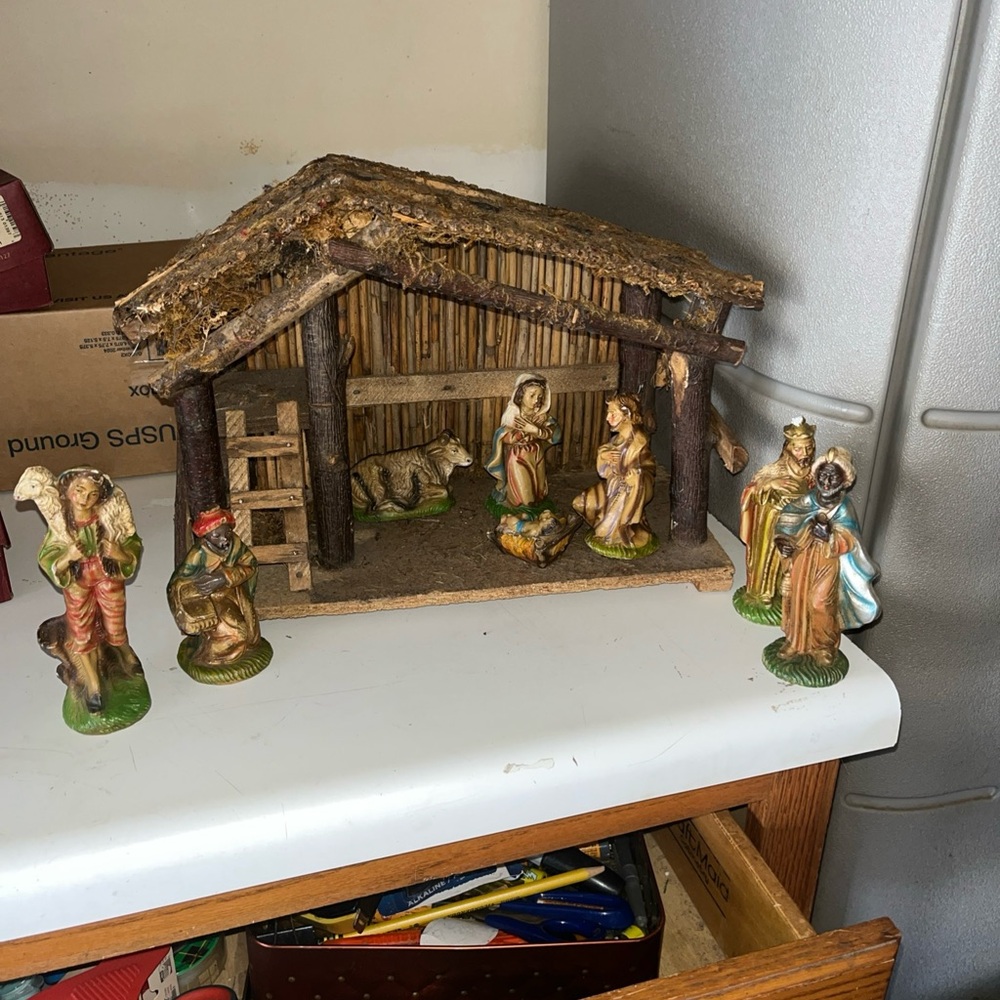 Handcrafted Nativity Scene with Figurines made in Italy